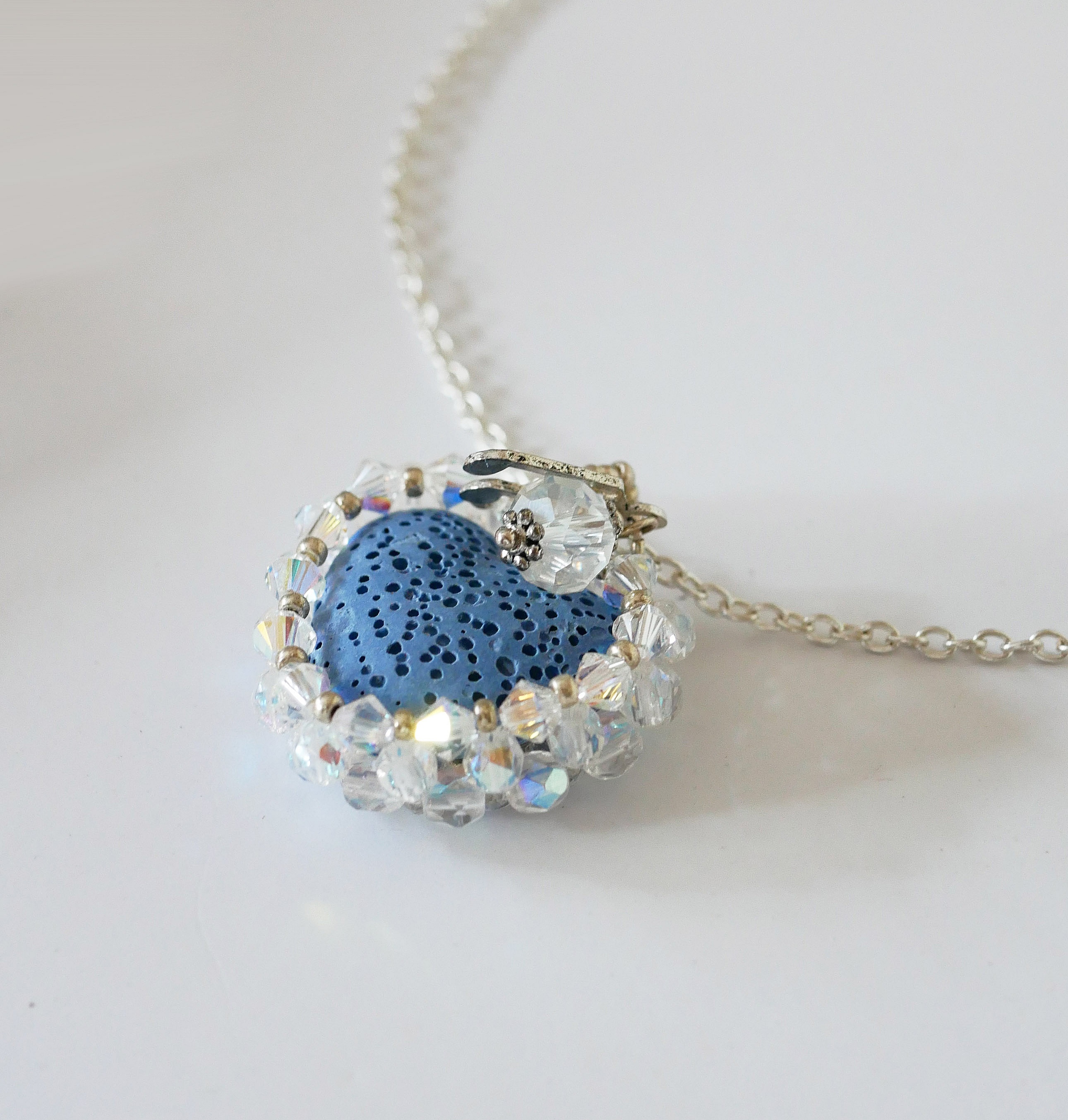 Pendentif  Coeur pierre de lave bleu diffuseur sur cha&icirc;ne argent&eacute;e