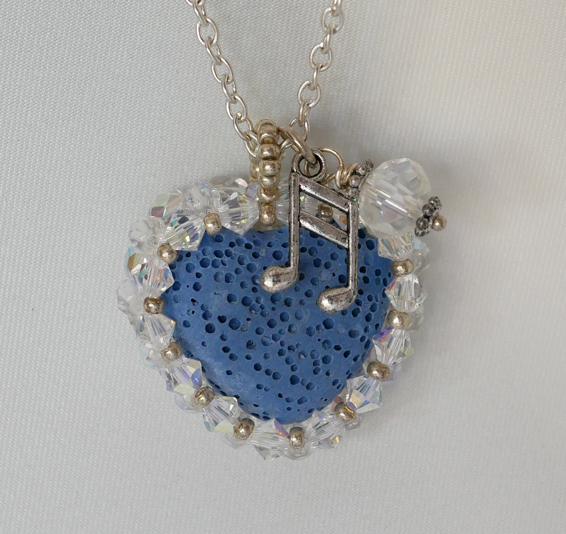 Pendentif  Coeur pierre de lave bleu diffuseur sur chaîne argentée