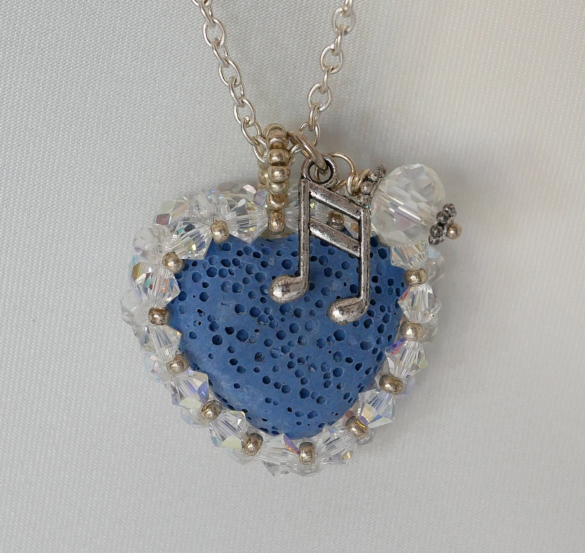Pendentif  Coeur pierre de lave bleu diffuseur sur cha&icirc;ne argent&eacute;e