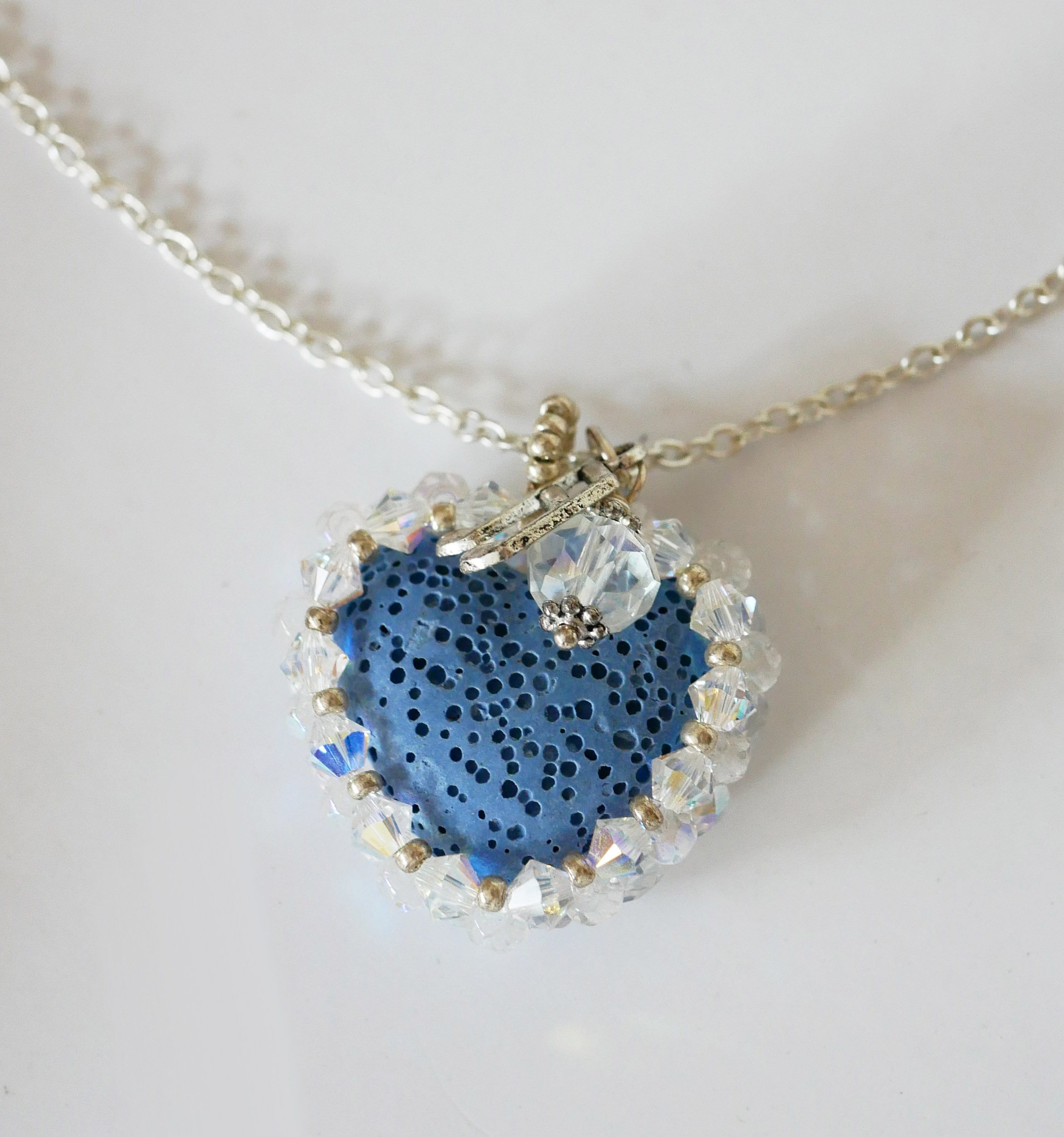 Pendentif  Coeur pierre de lave bleu diffuseur sur chaîne argentée