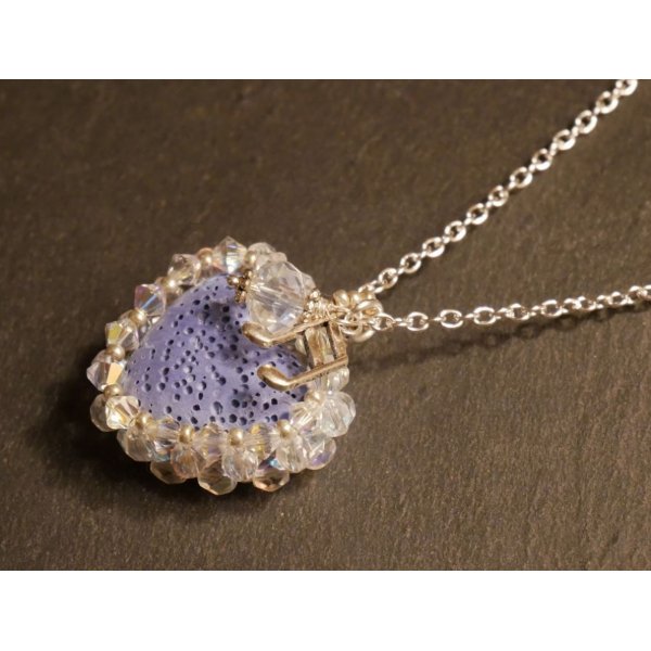 Pendentif  Coeur pierre de lave bleu diffuseur sur chaîne argentée