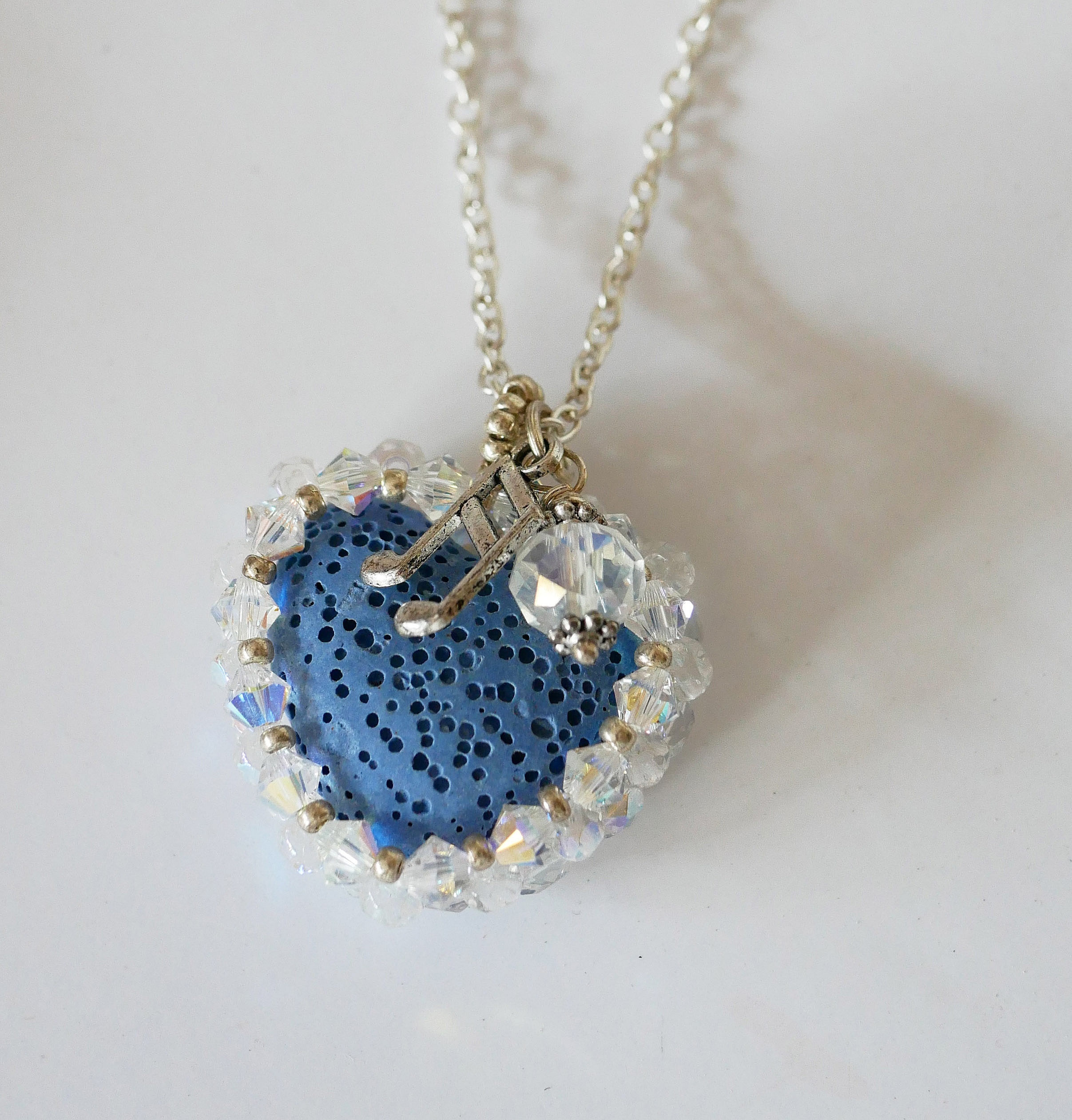 Pendentif  Coeur pierre de lave bleu diffuseur sur cha&icirc;ne argent&eacute;e