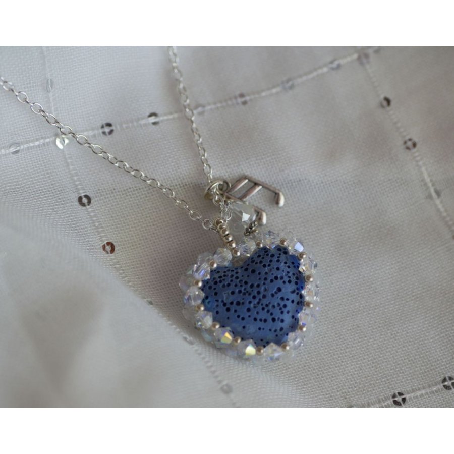 Pendentif  Coeur pierre de lave bleu diffuseur sur chaîne argentée