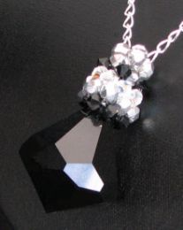 Pendentif  grosse toupie noire Swarovski sur cha&icirc;ne
