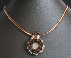 Pendentif Milos Sable Mocca sur cuir