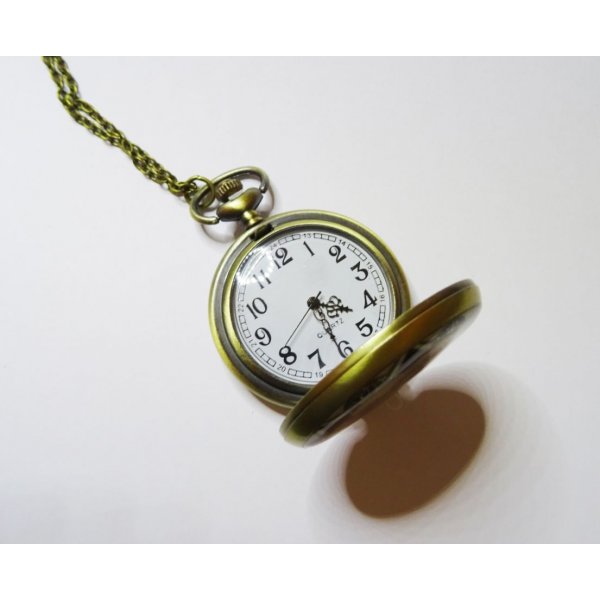 Grand pendentif montre gousset sur chaîne