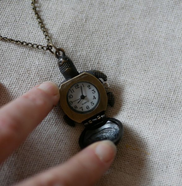 Pendentif montre gousset Tortue sur chaîne