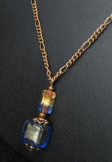 Pendentif  Murano bleu & dor&eacute; sur cha&icirc;ne