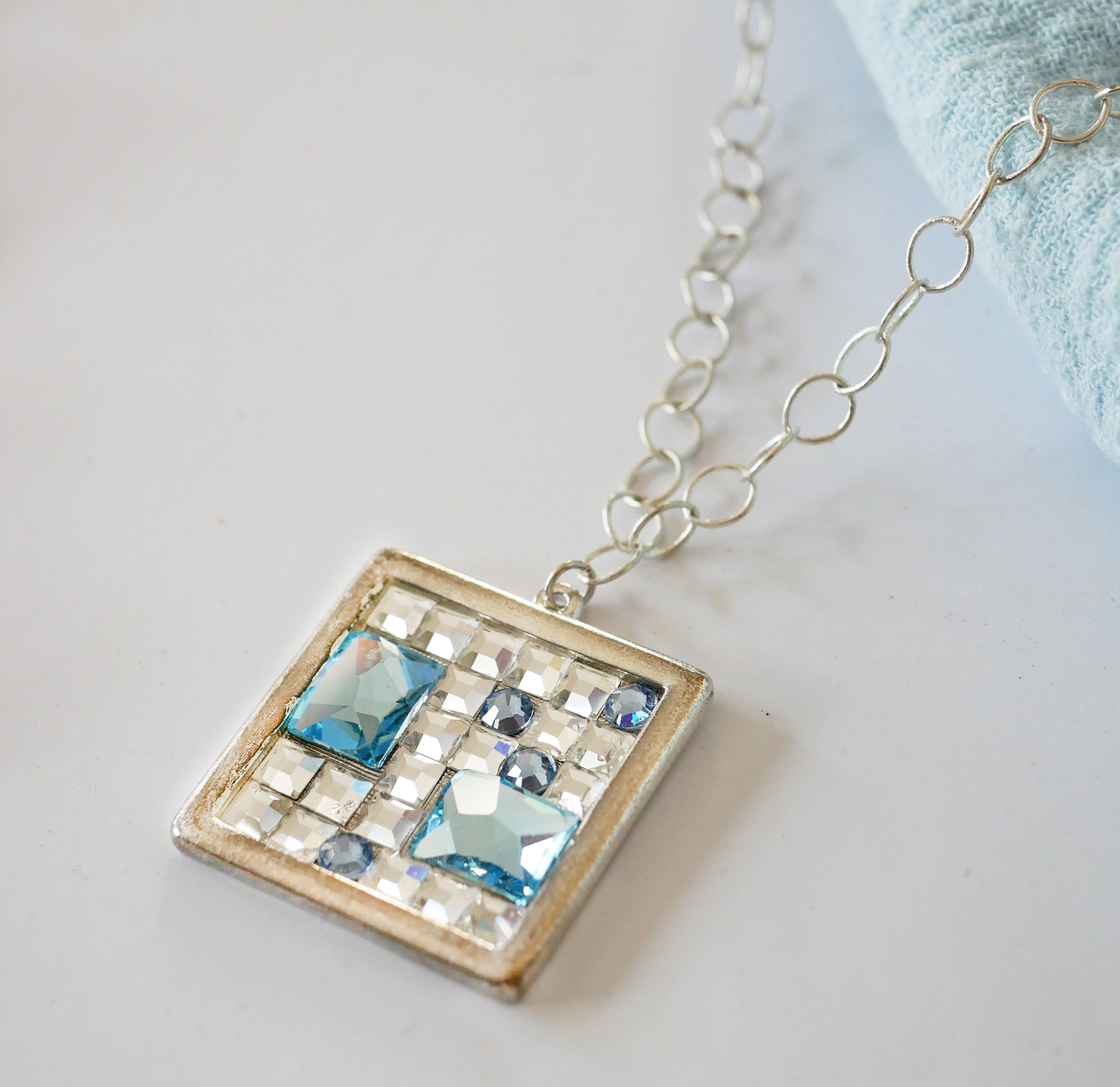 Pendentif  médaillon carré aux cabochons Swarovski