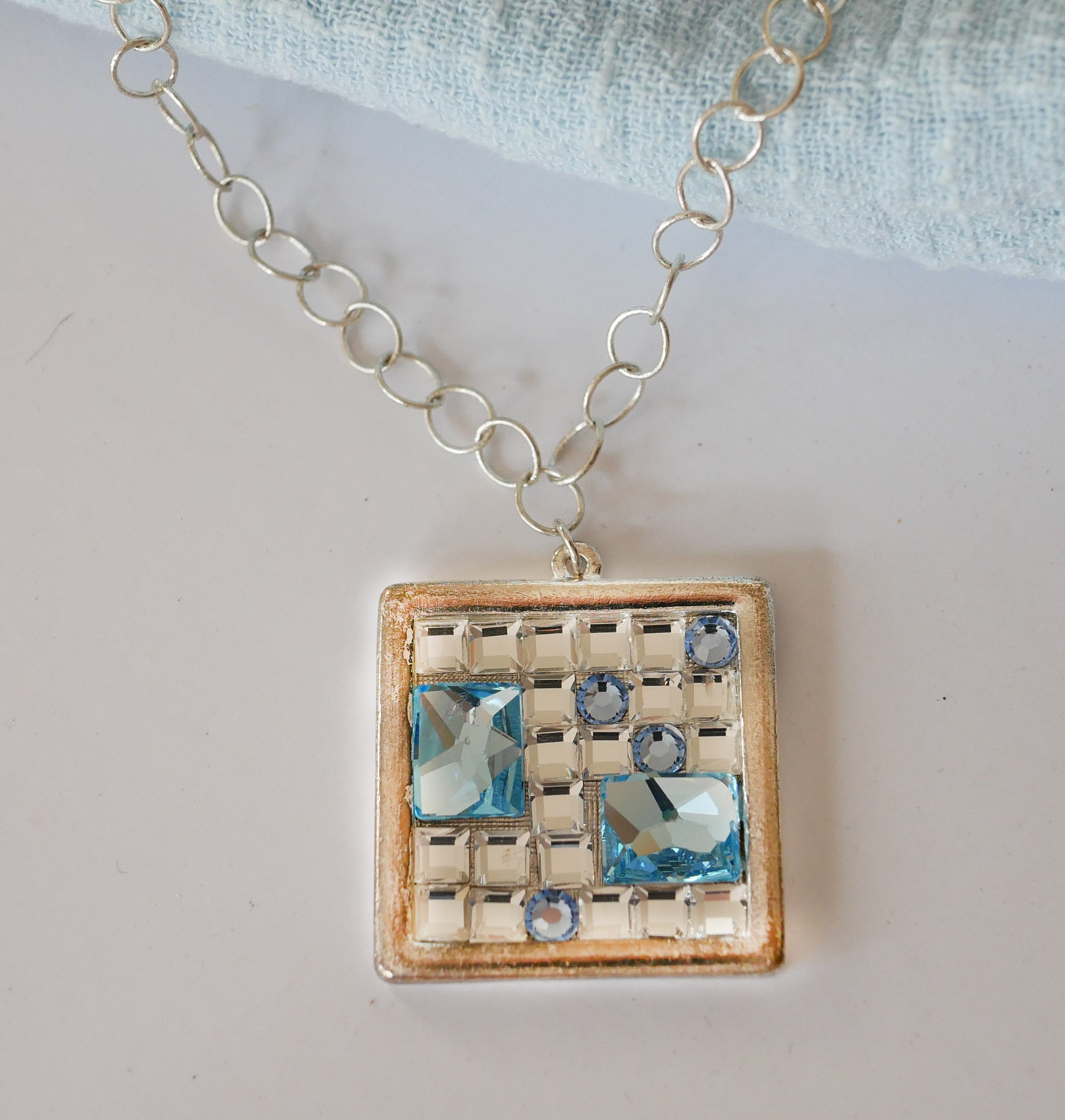 Pendentif  médaillon carré aux cabochons Swarovski