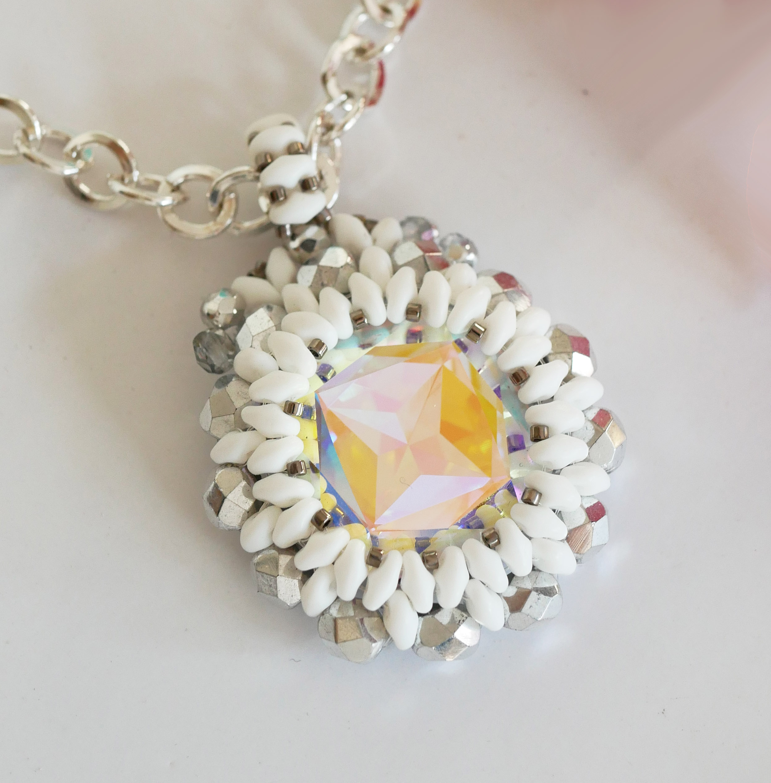 Pendentif  médaillon Super Duo blanc sur chaîne argentée