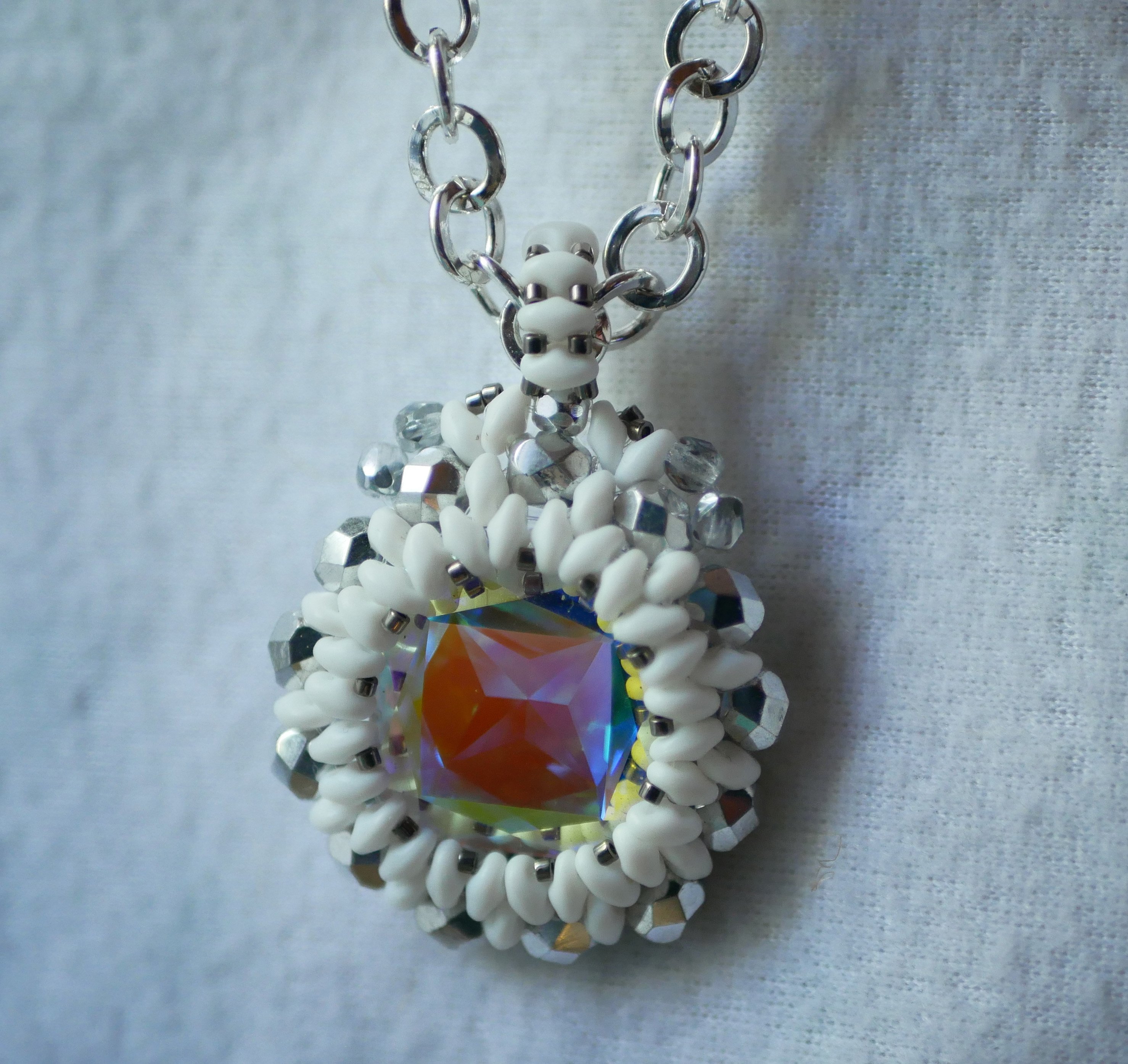 Pendentif  m&eacute;daillon Super Duo blanc sur cha&icirc;ne argent&eacute;e