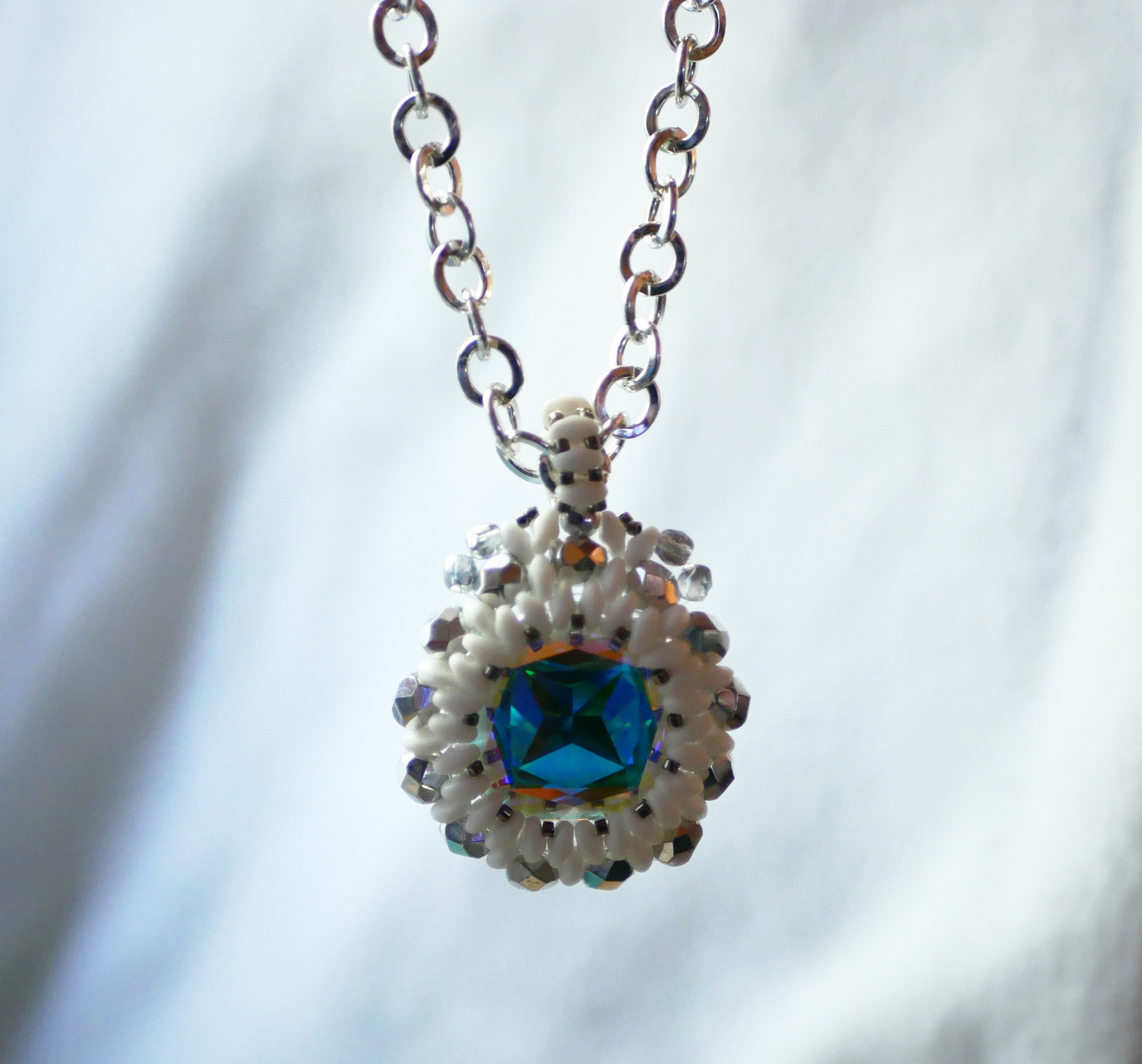 Pendentif  m&eacute;daillon Super Duo blanc sur cha&icirc;ne argent&eacute;e