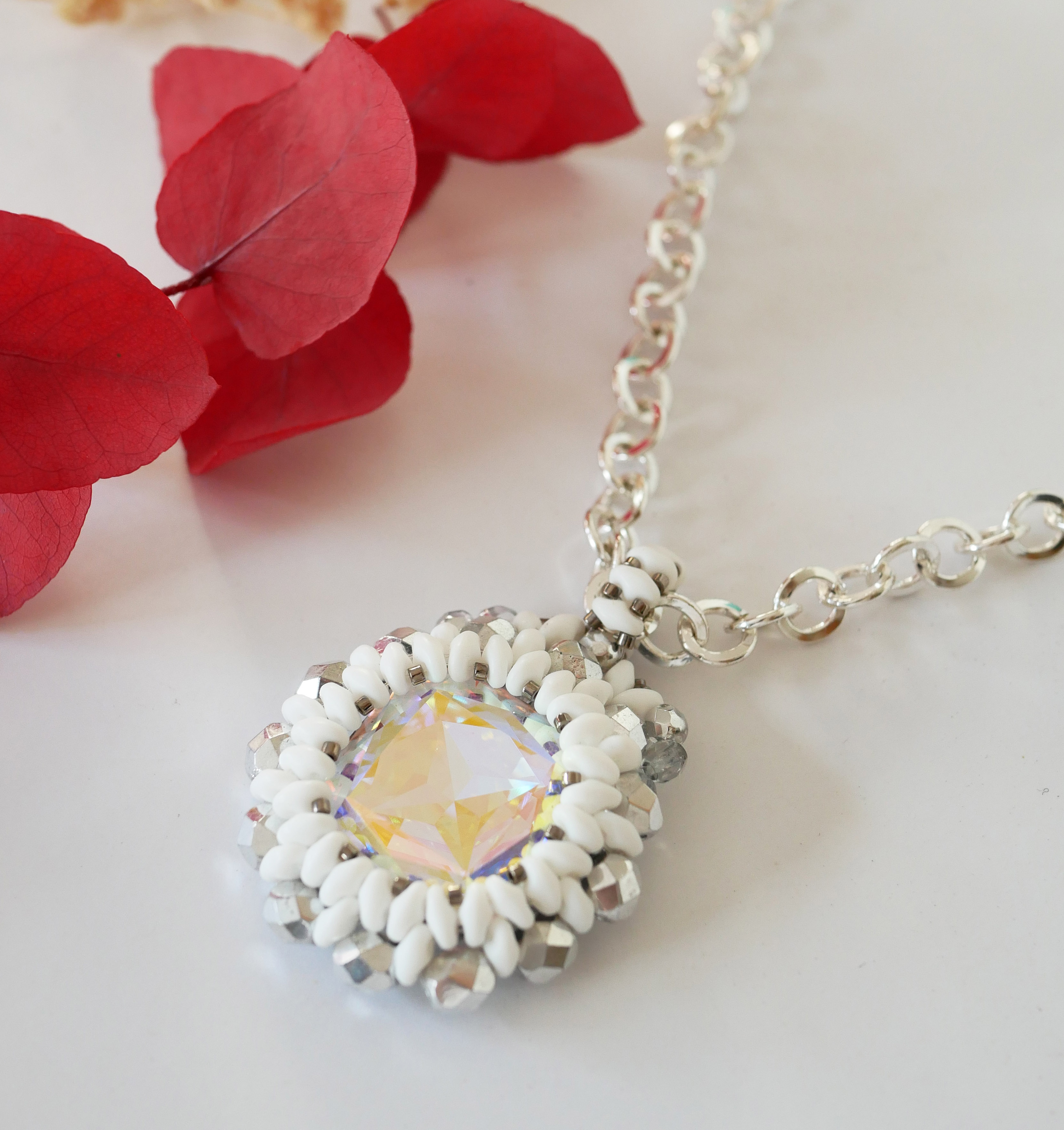 Pendentif  médaillon Super Duo blanc sur chaîne argentée