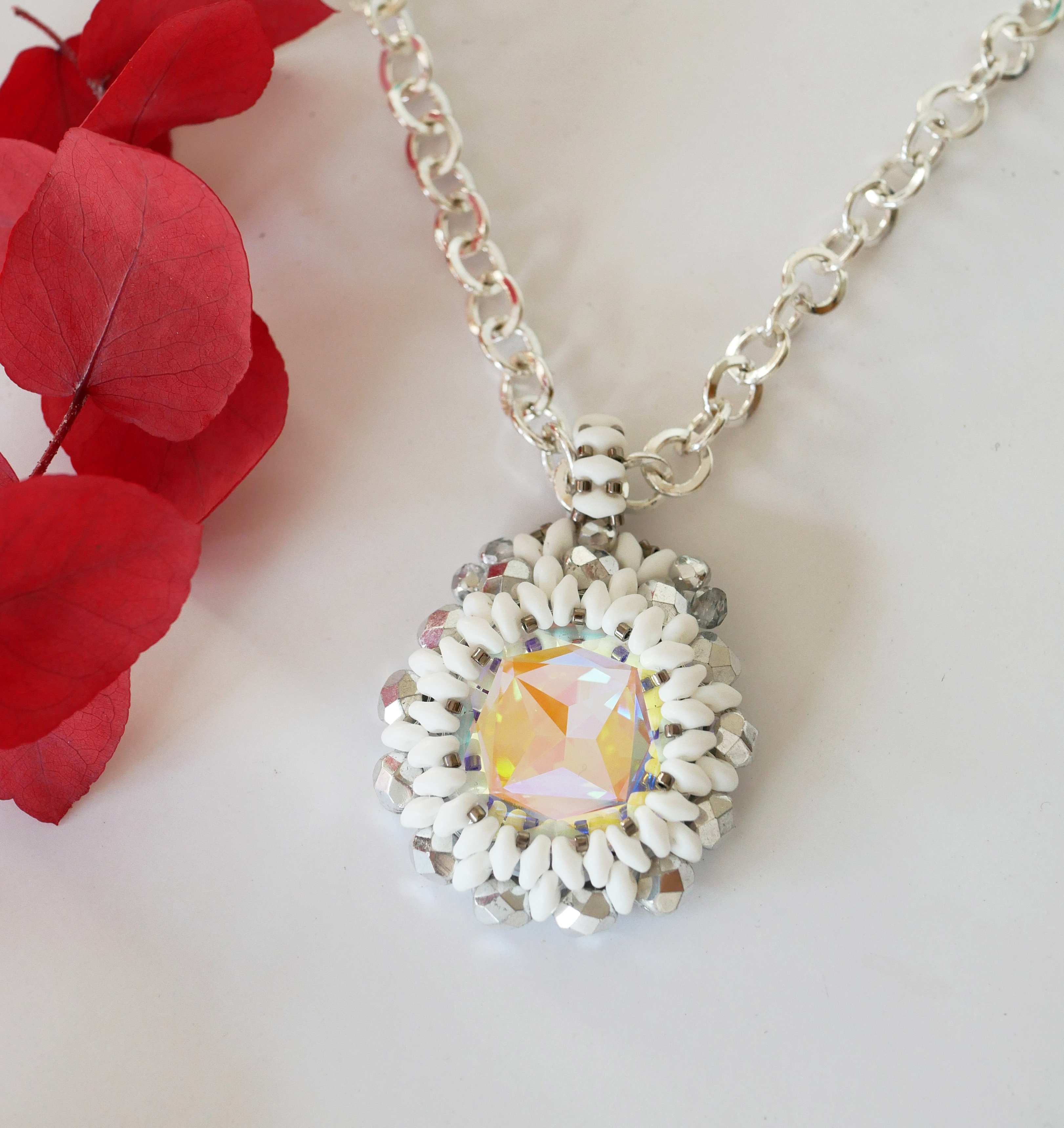 Pendentif  médaillon Super Duo blanc sur chaîne argentée