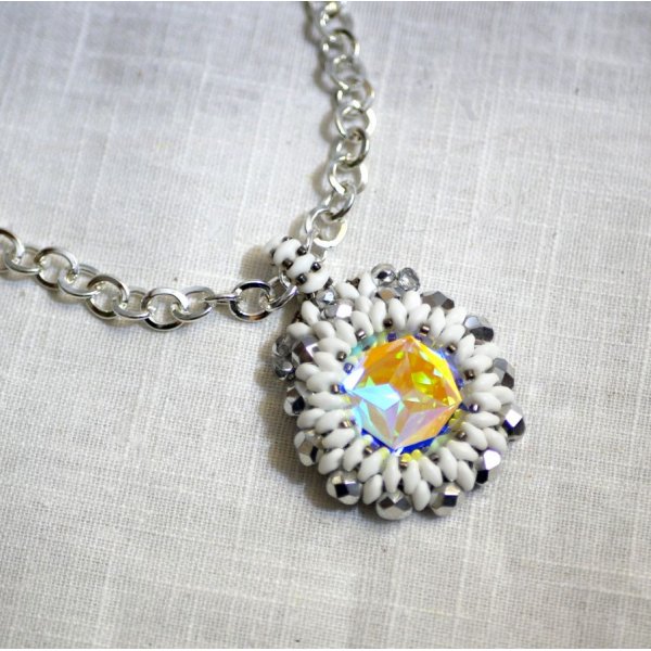 Pendentif  médaillon Super Duo blanc sur chaîne
