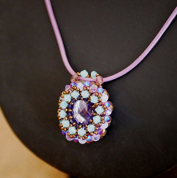 Pendentif Mykonos lavande sur cordon