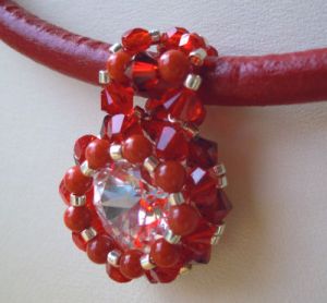 Pendentif Tinos rouge sur cuir rouge