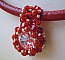 Pendentif Tinos rouge sur cuir rouge