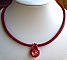 Pendentif Tinos rouge sur cuir rouge