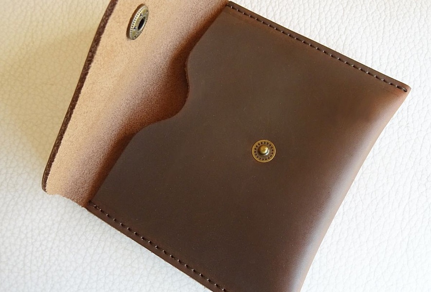 Pochette &agrave; graver en cuir Marron bouton pression 