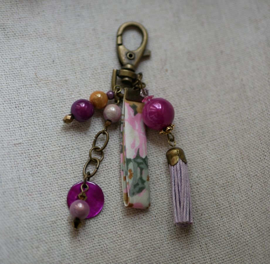Porte clé bijou de sac perles Fuchsia au pompon violet