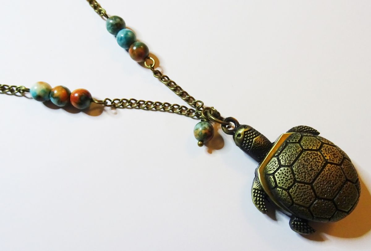 Sautoir pendentif gousset tortue aux perles 