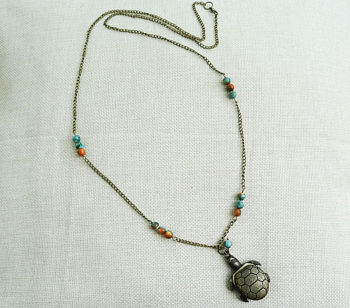 Sautoir pendentif gousset tortue aux perles 