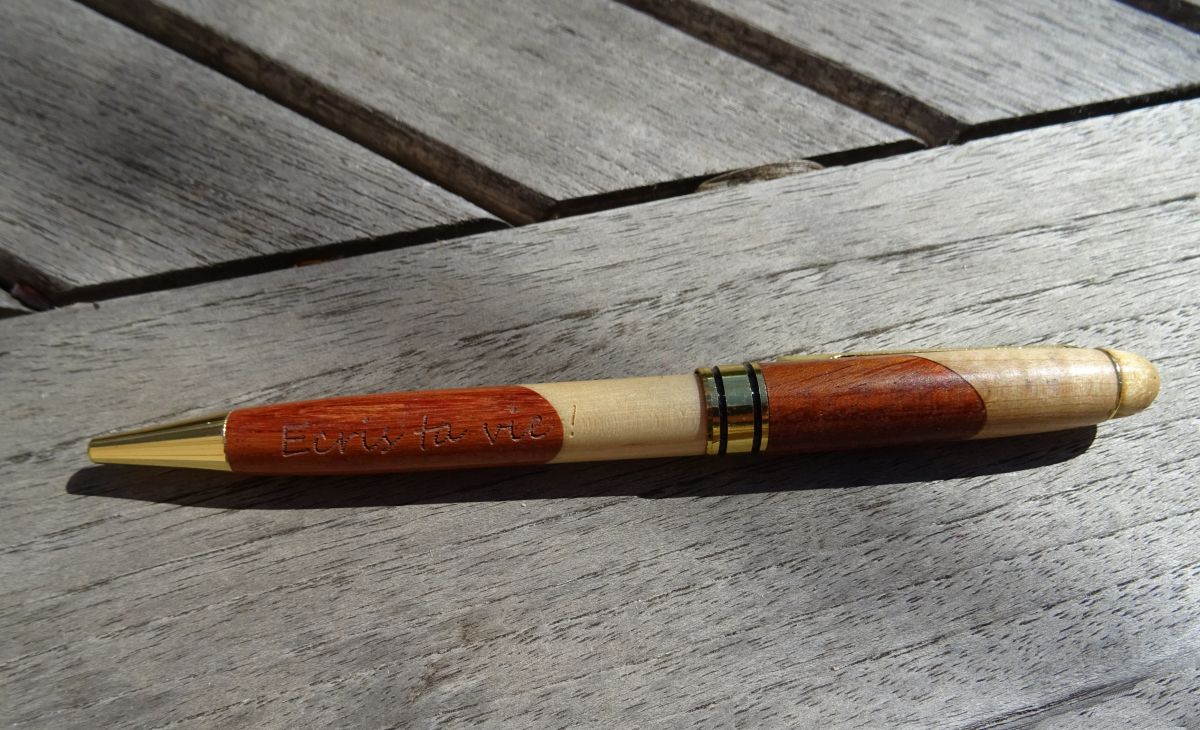 Stylo bois bicolore grav&eacute; &agrave; personnaliser