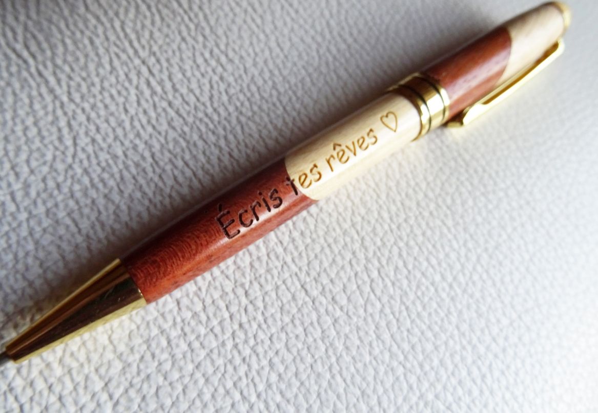 Stylo bois bicolore grav&eacute; &agrave; personnaliser