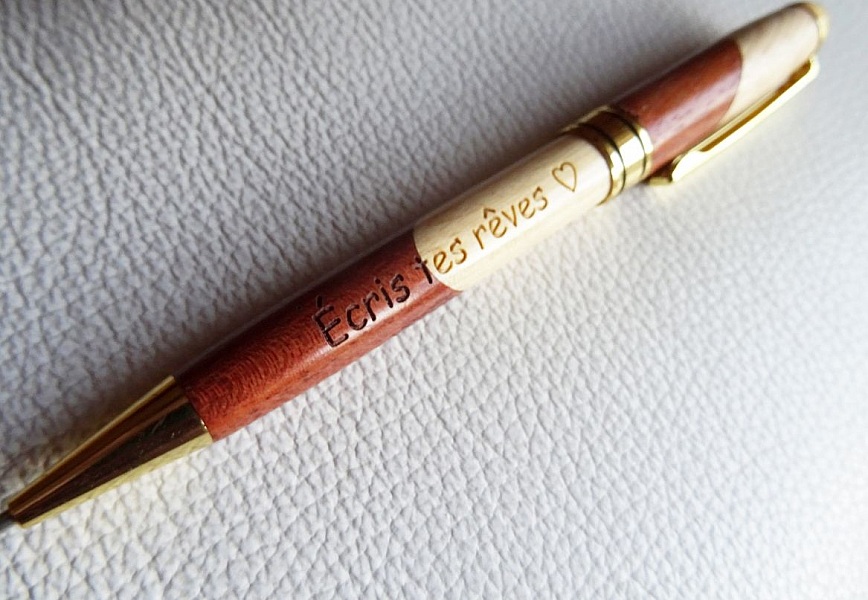 Stylo bois bicolore grav&eacute; &agrave; personnaliser