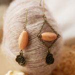 Boucles d'oreilles dépareillées pierre naturelle beige pêche et pendentif rose