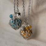 Collier pendentif Coeur boite à parfum, pierre de lave couleur au choix aux perles assorties et breloque argentée