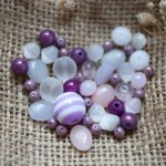 Lot de perles violet parme opale en verre pressé et céramique