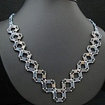 Notice collier Tila tress&eacute; Blue jean's