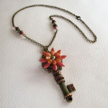 Collier pendentif Clef et fleurs en perles sur chaîne